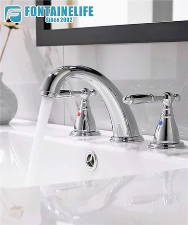 Traditionele chromen badkamerkraan